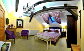  Vila SaraDa Boutique  Дева